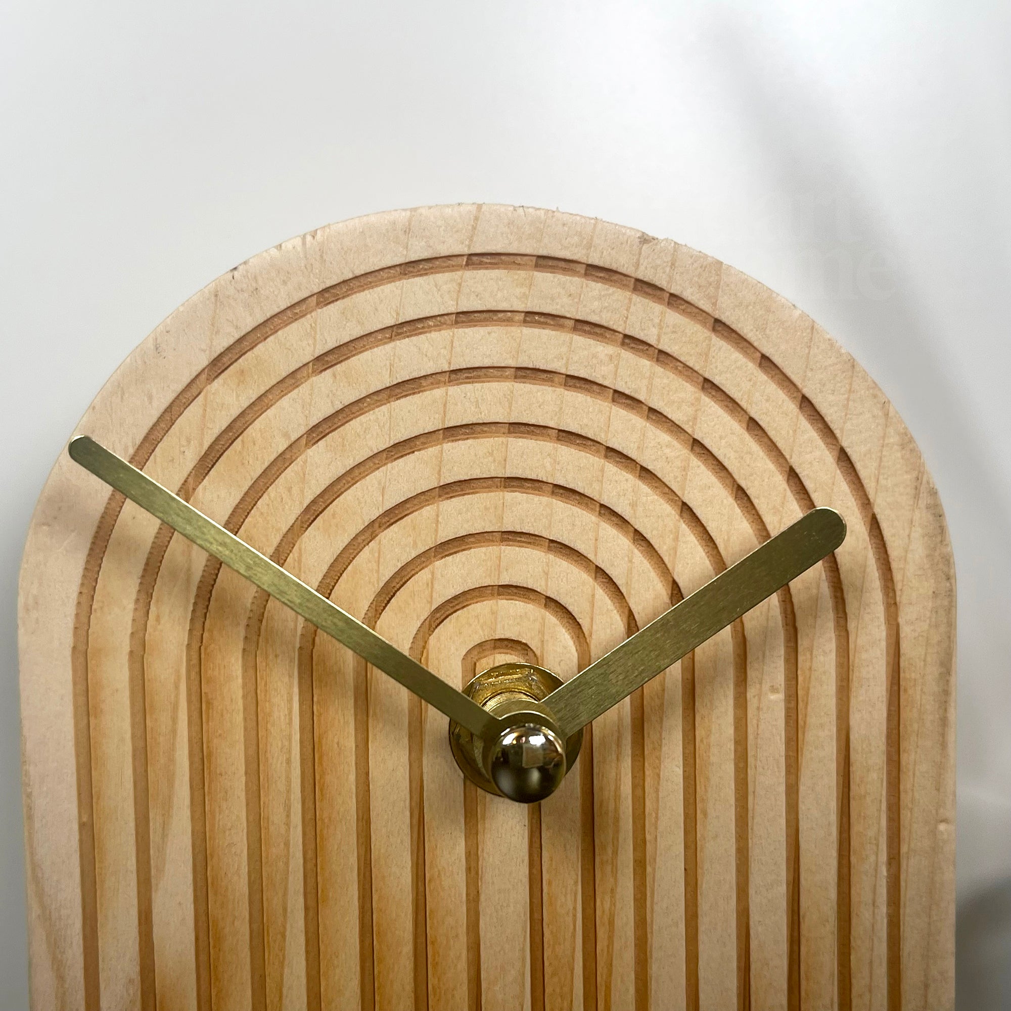 Holzbogen-Stehuhr