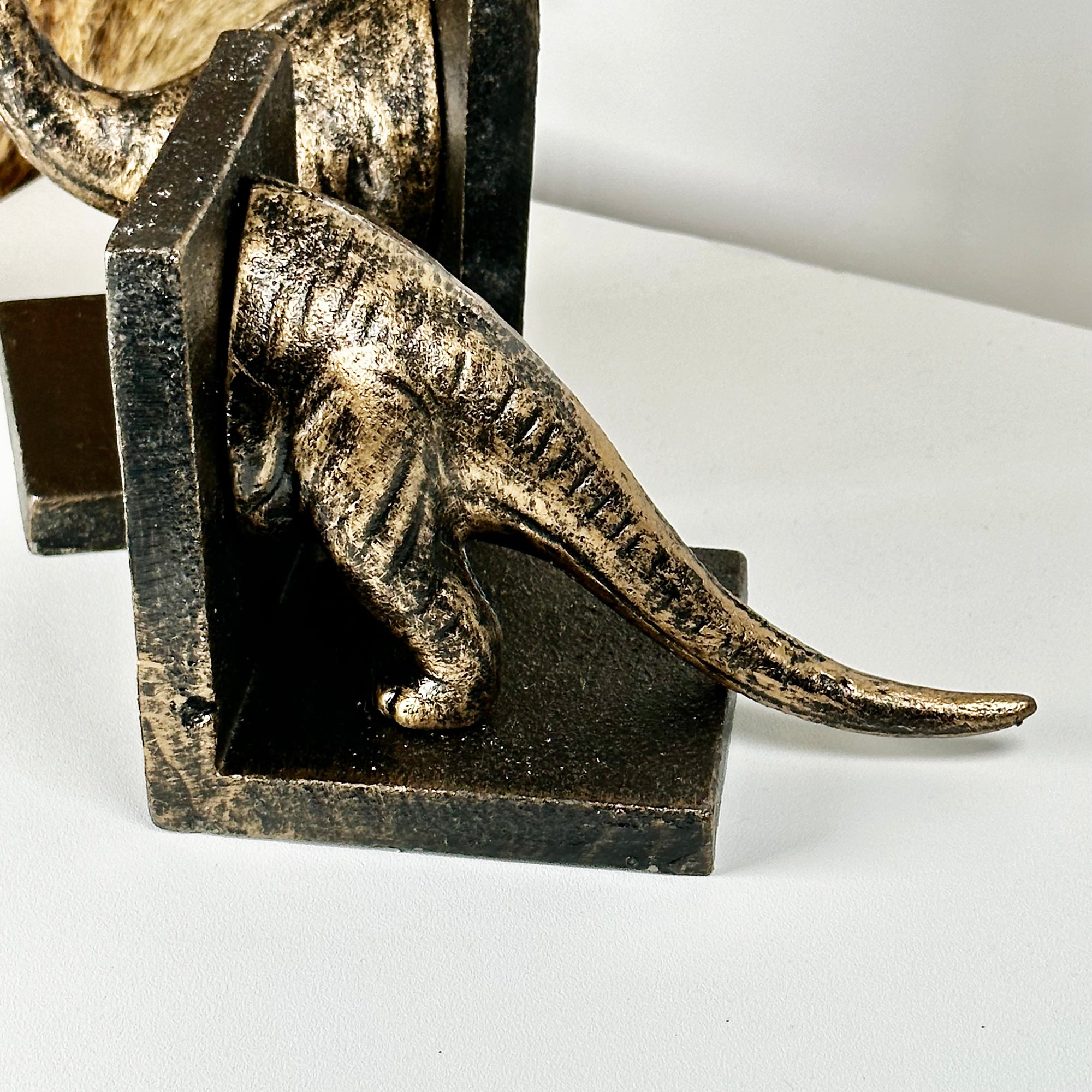 Brontosaurus-Buchstützen aus Gusseisen und Bronze