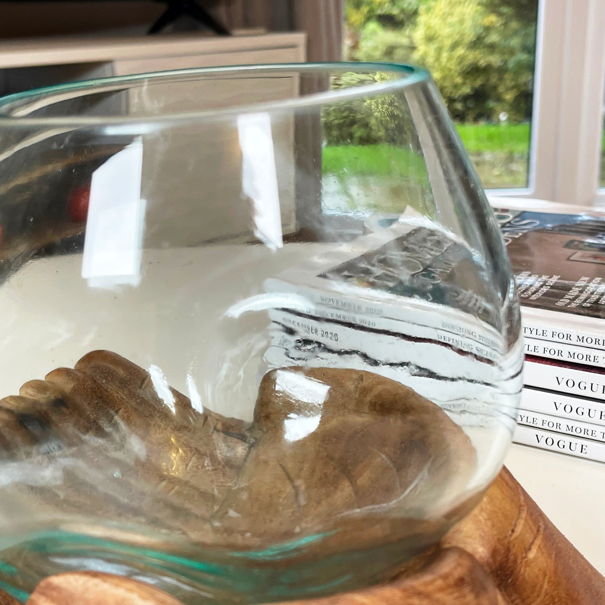 Geschmolzene Glasschale mit Hand of Hope-Teakholzständer