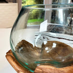 Geschmolzene Glasschale mit Hand of Hope-Teakholzständer