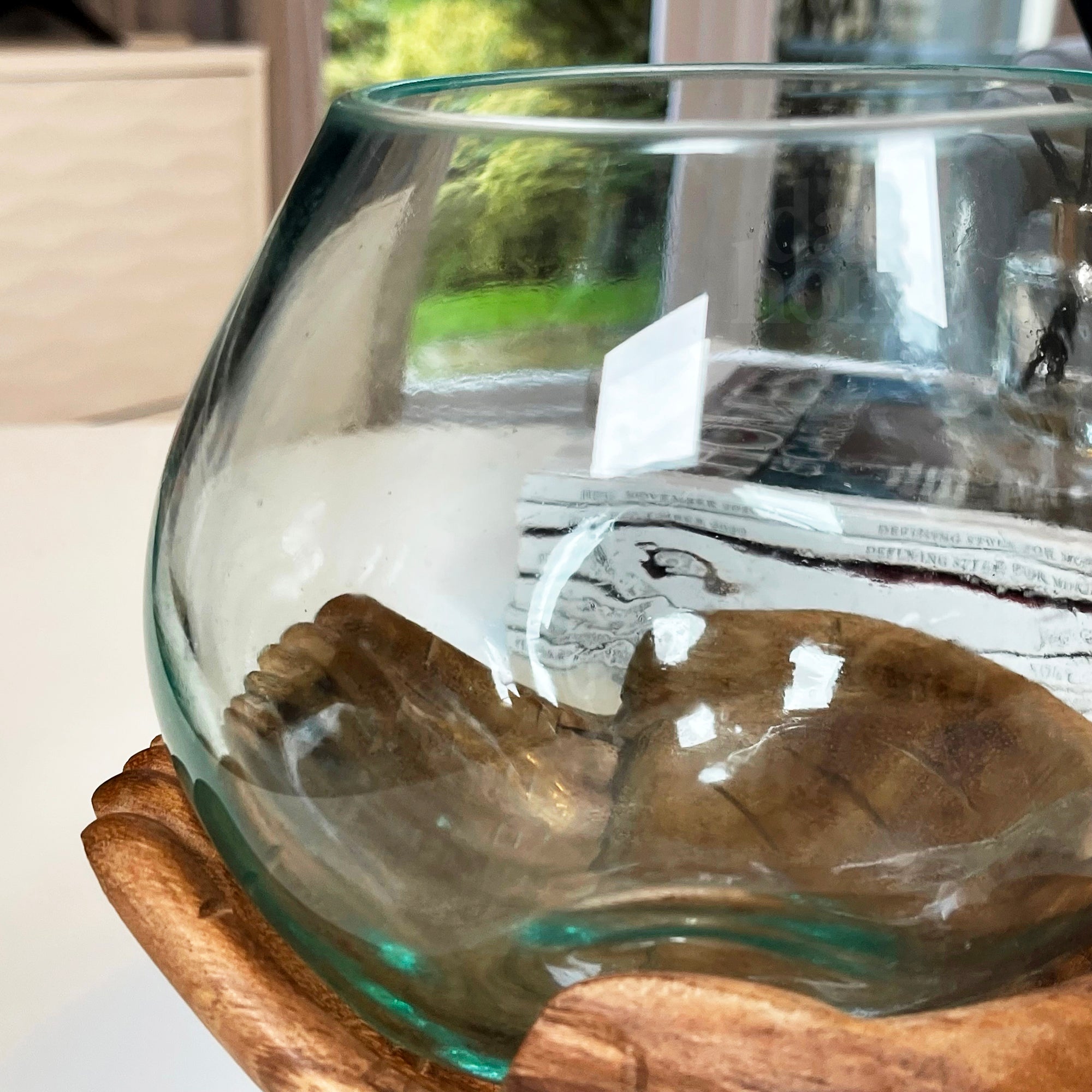 Geschmolzene Glasschale mit Hand of Hope-Teakholzständer