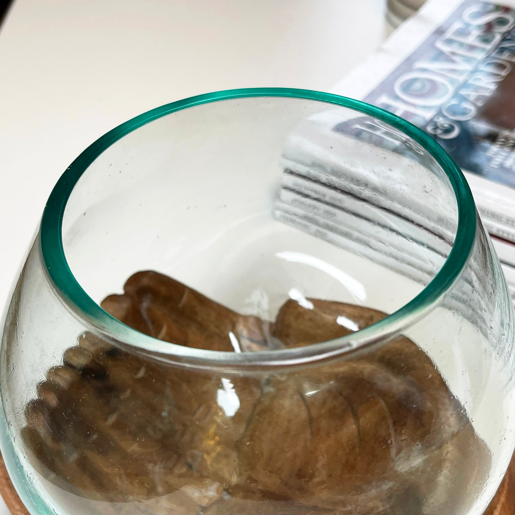Geschmolzene Glasschale mit Hand of Hope-Teakholzständer