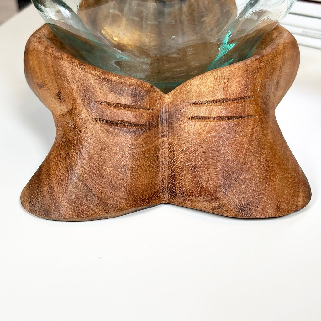 Geschmolzene Glasschale mit Hand of Hope-Teakholzständer