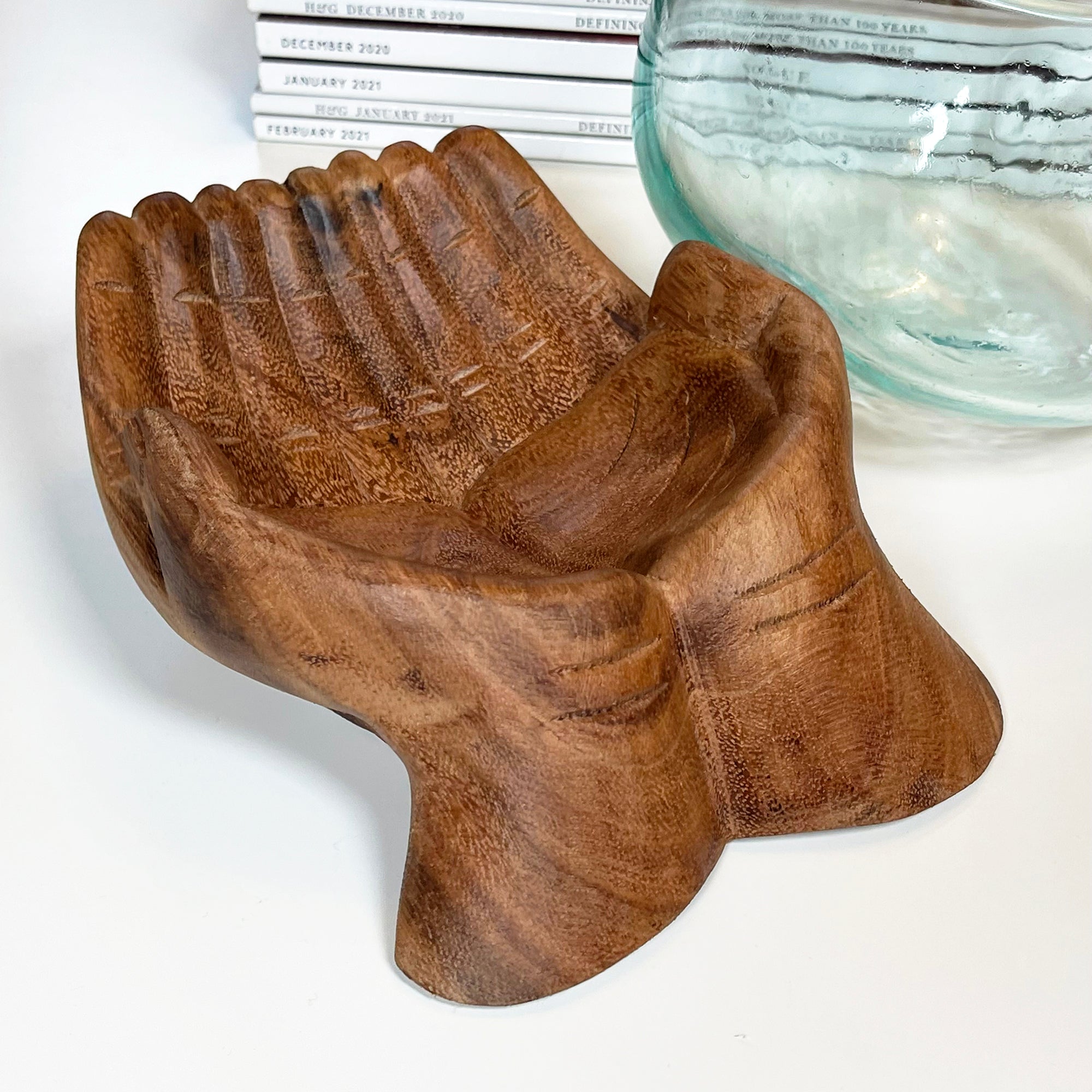 Geschmolzene Glasschale mit Hand of Hope-Teakholzständer