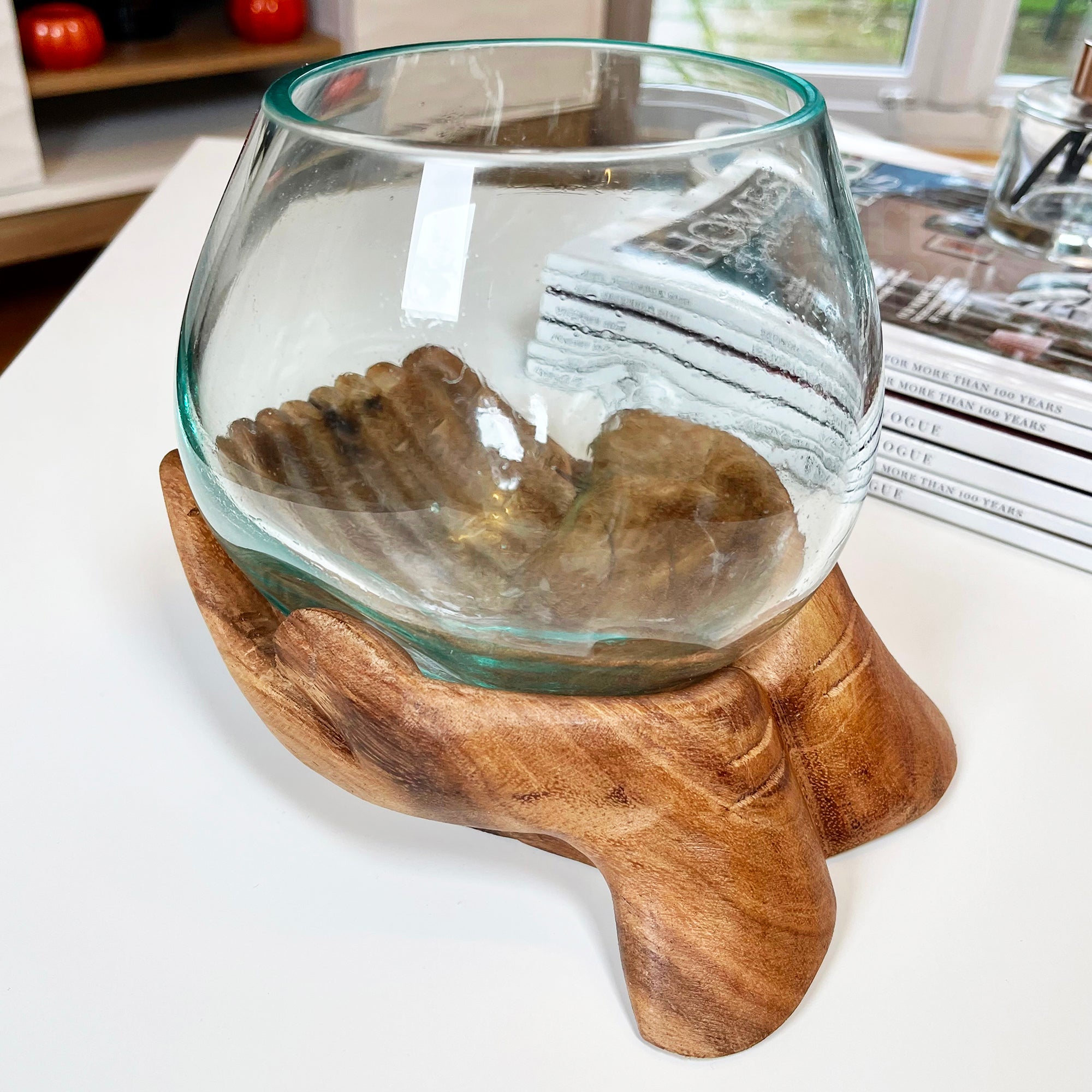 Geschmolzene Glasschale mit Hand of Hope-Teakholzständer