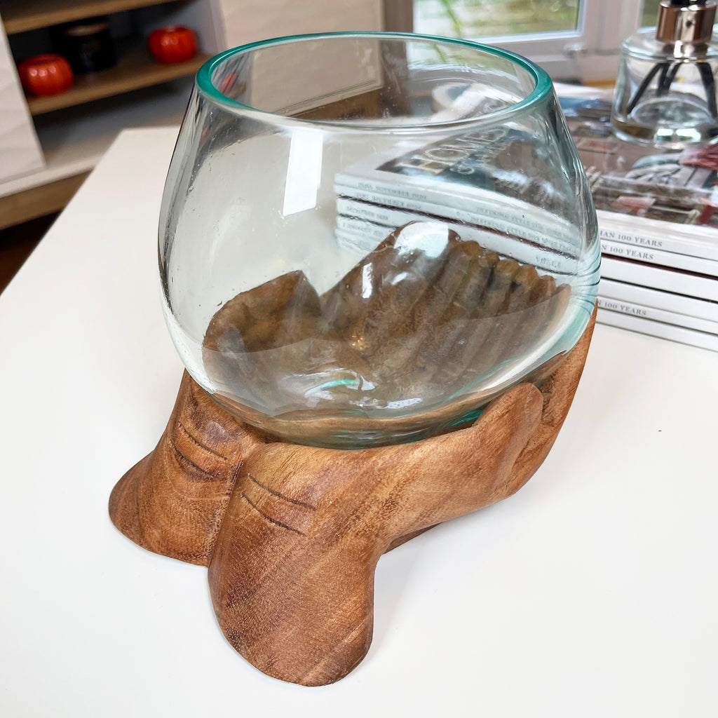 Geschmolzene Glasschale mit Hand of Hope-Teakholzständer