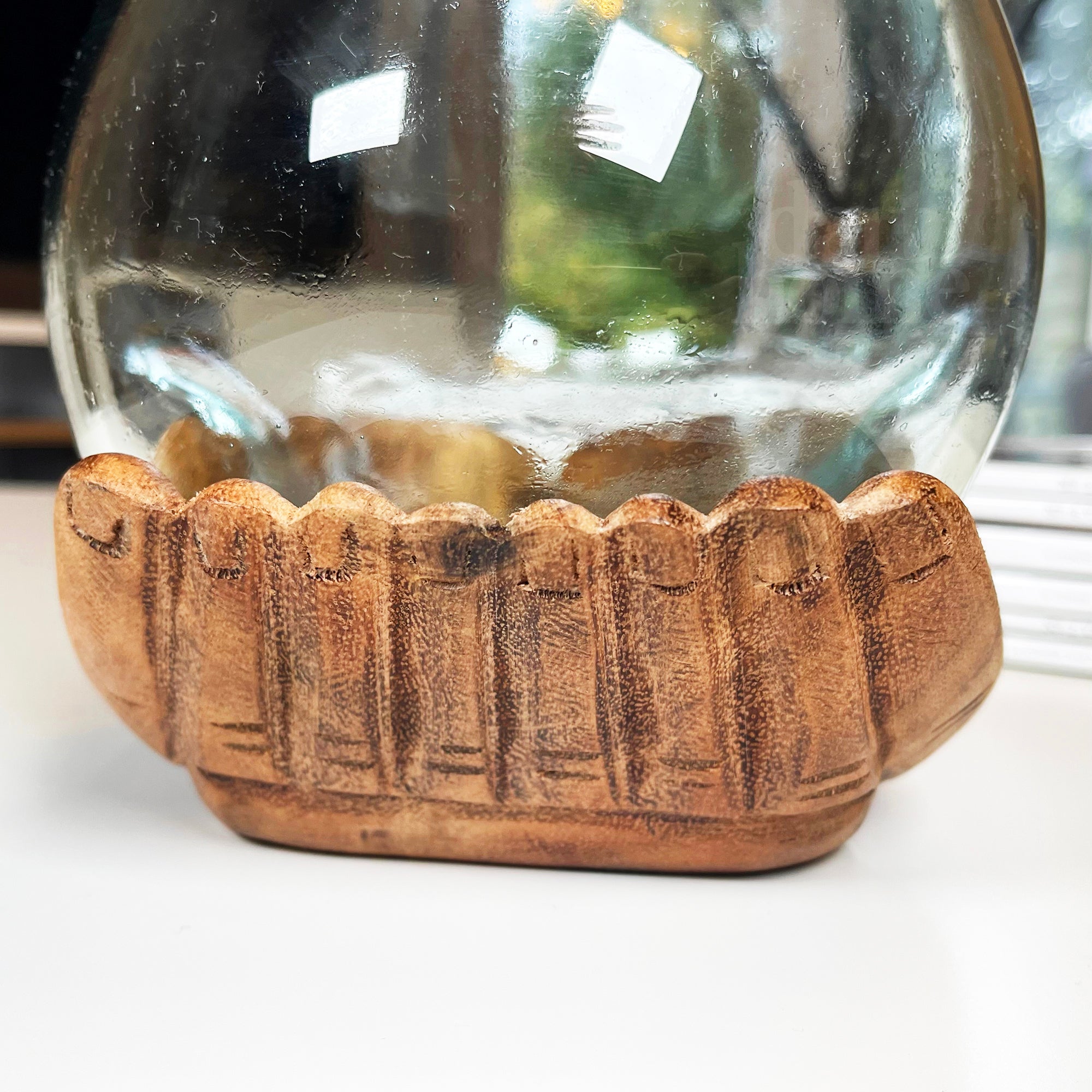 Geschmolzene Glasschale mit Hand of Hope-Teakholzständer