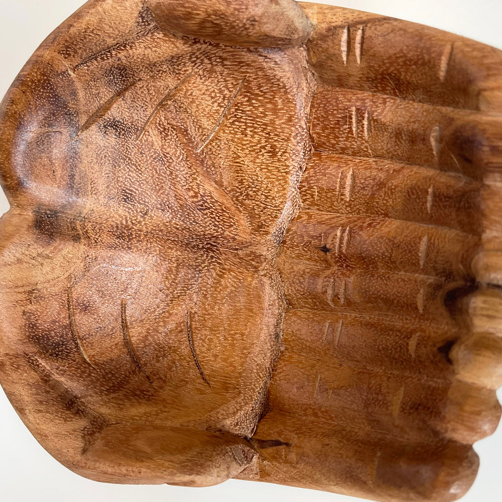 Geschmolzene Glasschale mit Hand of Hope-Teakholzständer