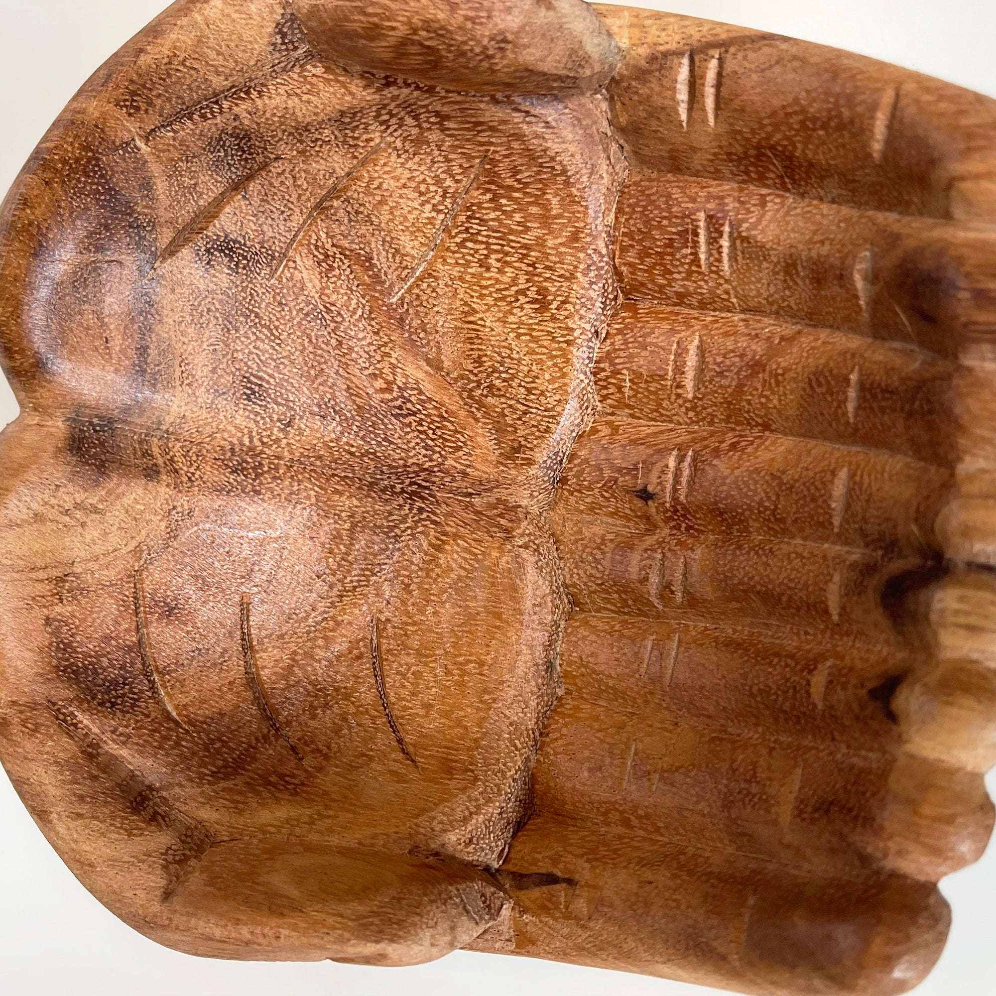 Geschmolzene Glasschale mit Hand of Hope-Teakholzständer