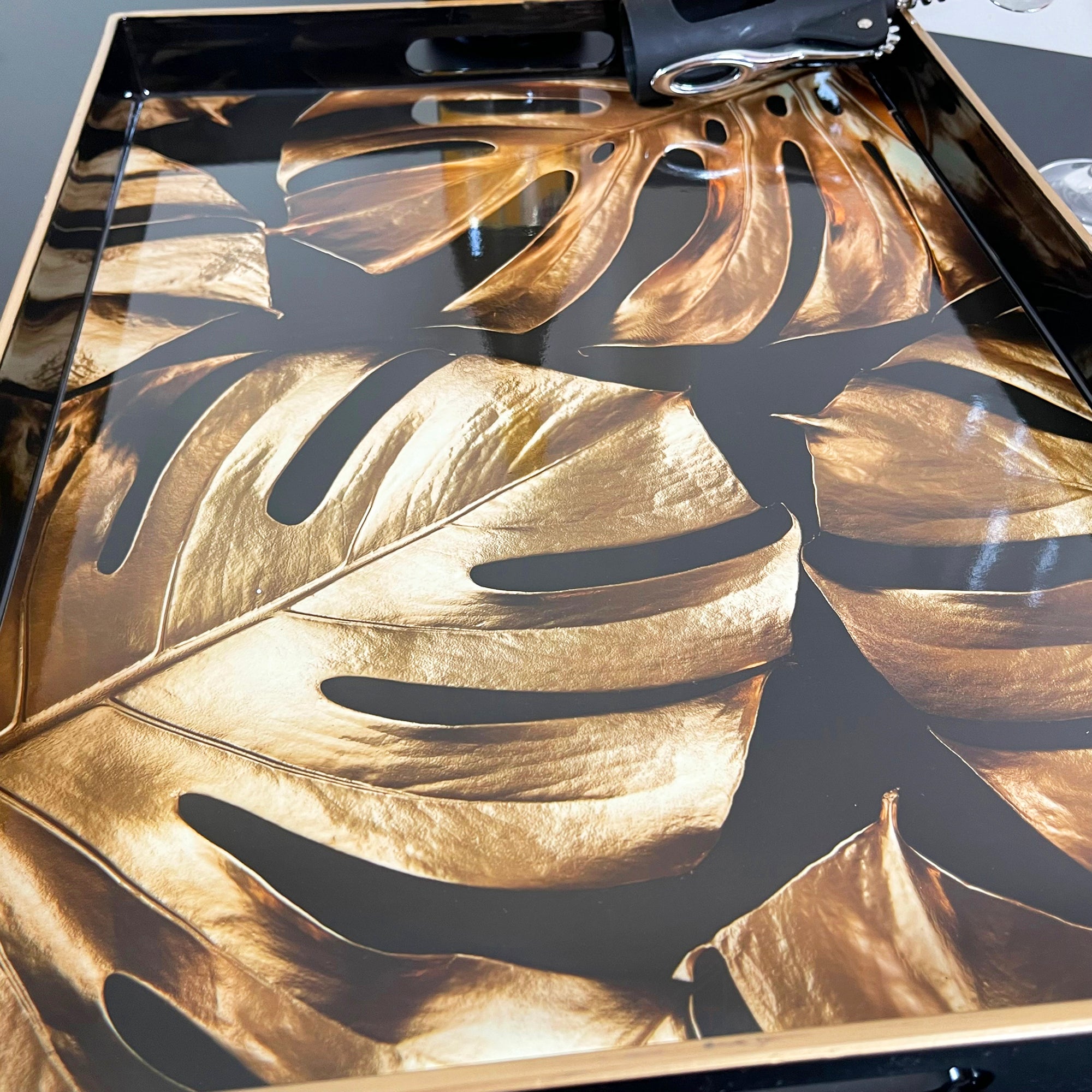 Goldenes Monstera-Blatt-Display-Tablett