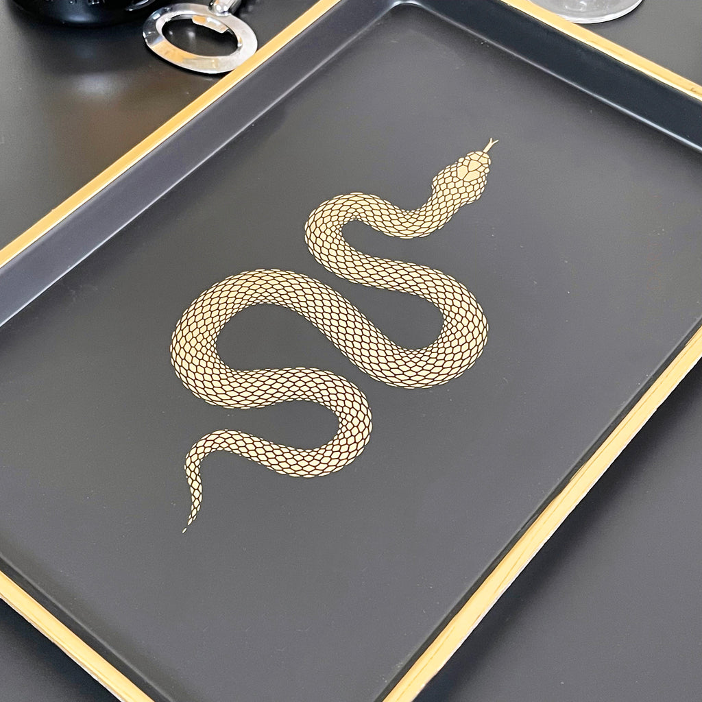 Schwarz-goldenes Tablett mit Schlangenmuster