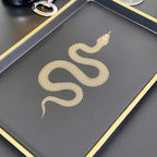 Schwarz-goldenes Tablett mit Schlangenmuster