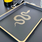 Schwarz-goldenes Tablett mit Schlangenmuster