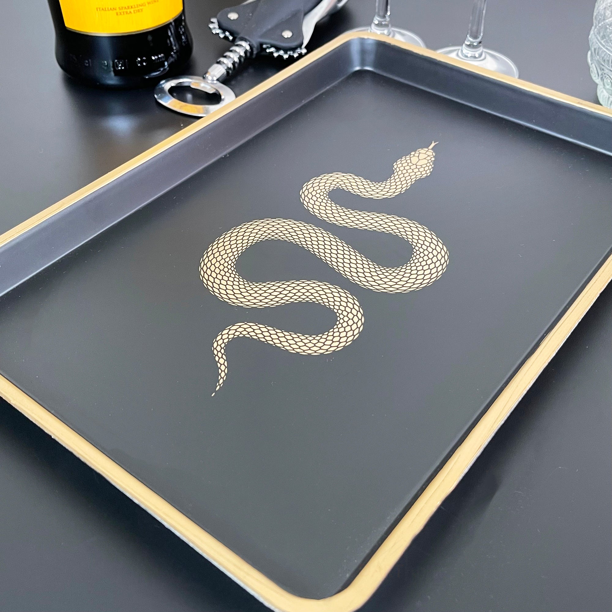 Schwarz-goldenes Tablett mit Schlangenmuster