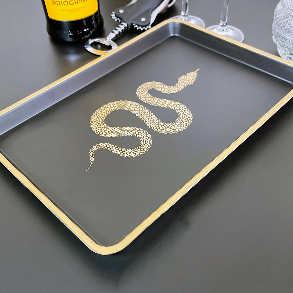 Schwarz-goldenes Tablett mit Schlangenmuster