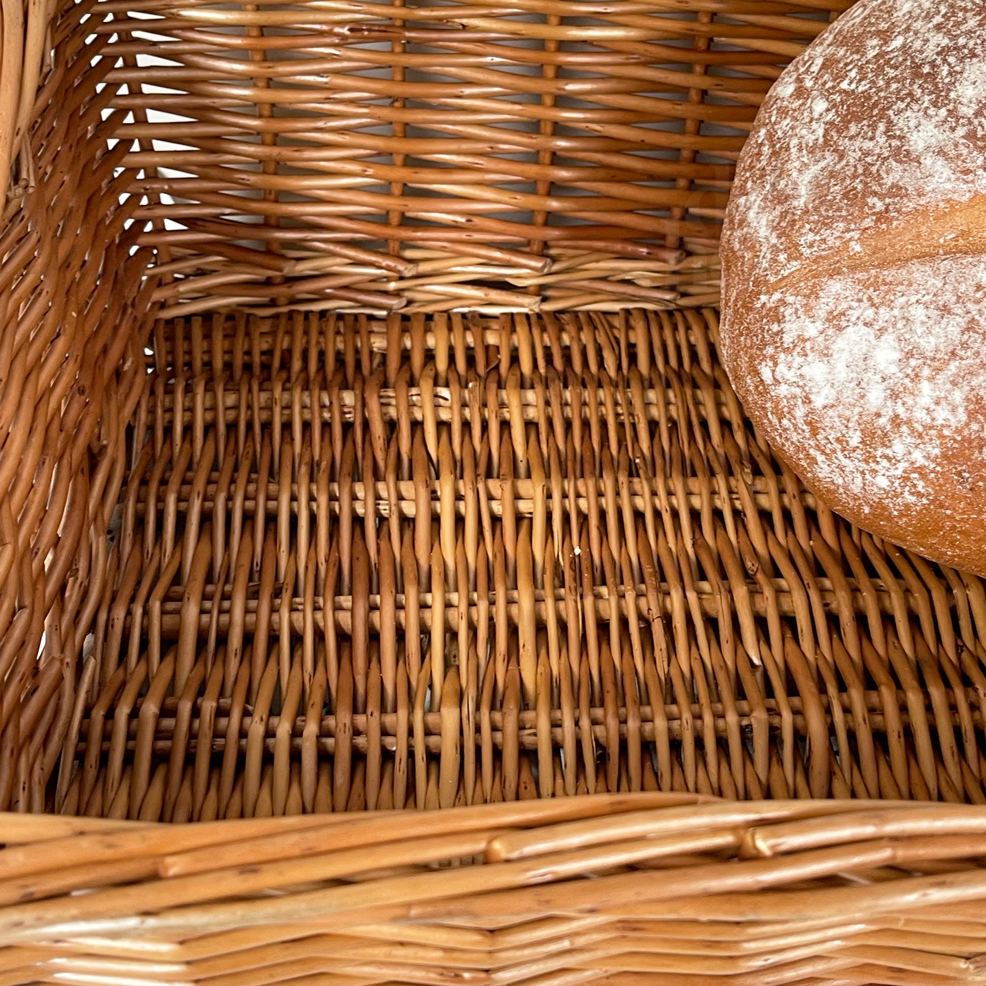 Leicht gedämpfter Brotkorb aus Korbgeflecht