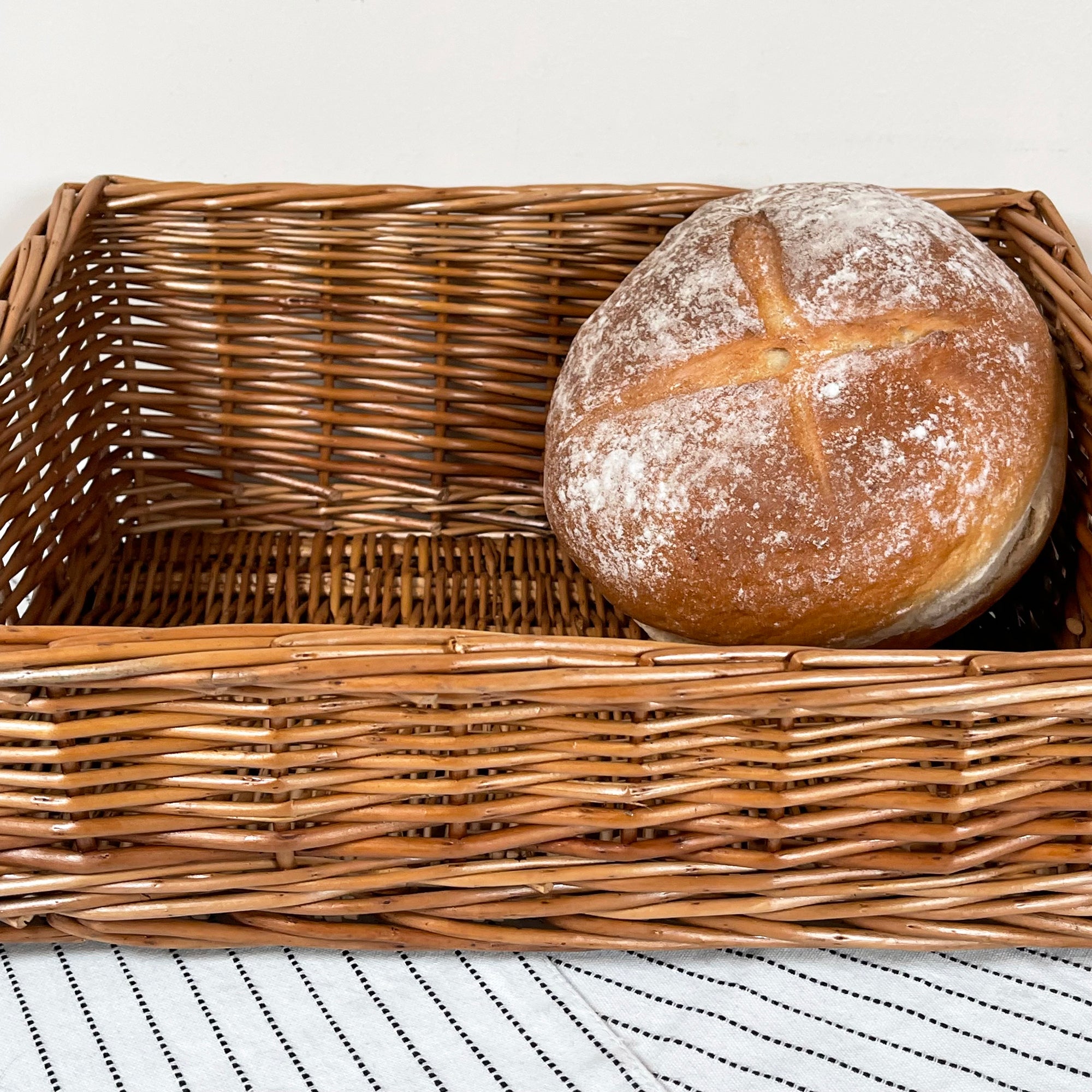 Leicht gedämpfter Brotkorb aus Korbgeflecht