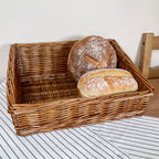 Leicht gedämpfter Brotkorb aus Korbgeflecht
