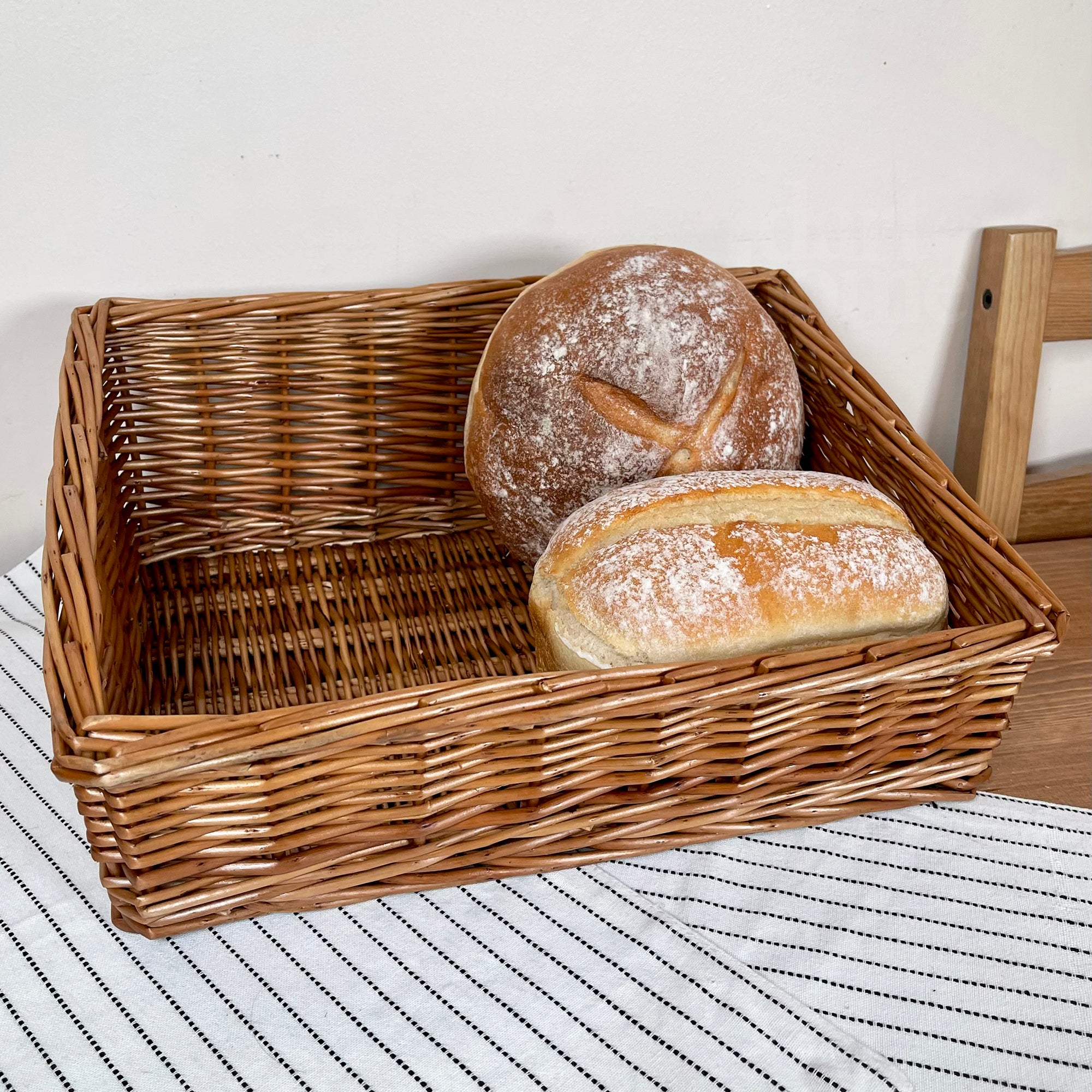 Leicht gedämpfter Brotkorb aus Korbgeflecht