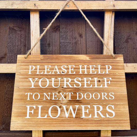 Gartenschild aus Holz – „Help Yourself to Next Doors Flowers“.