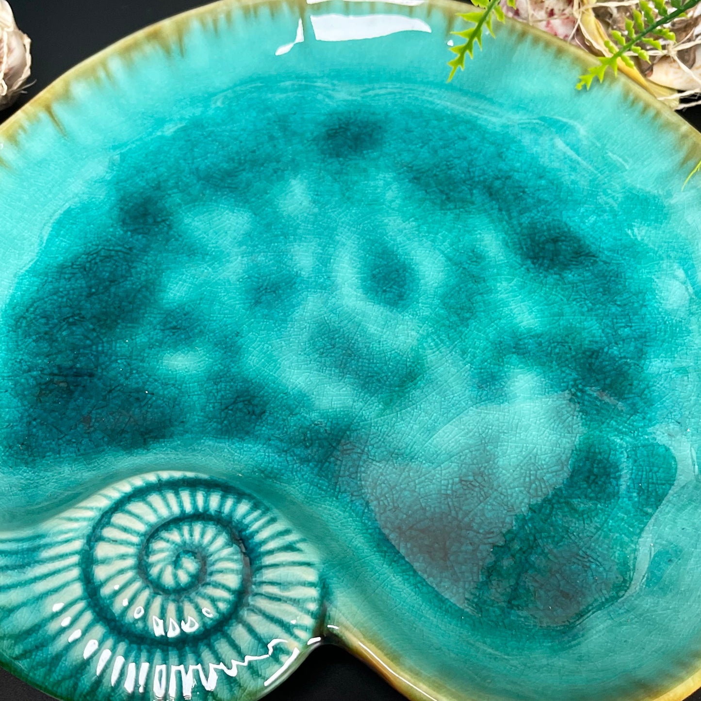 Keramik-Schmuckschale mit blaugrüner Muschel
