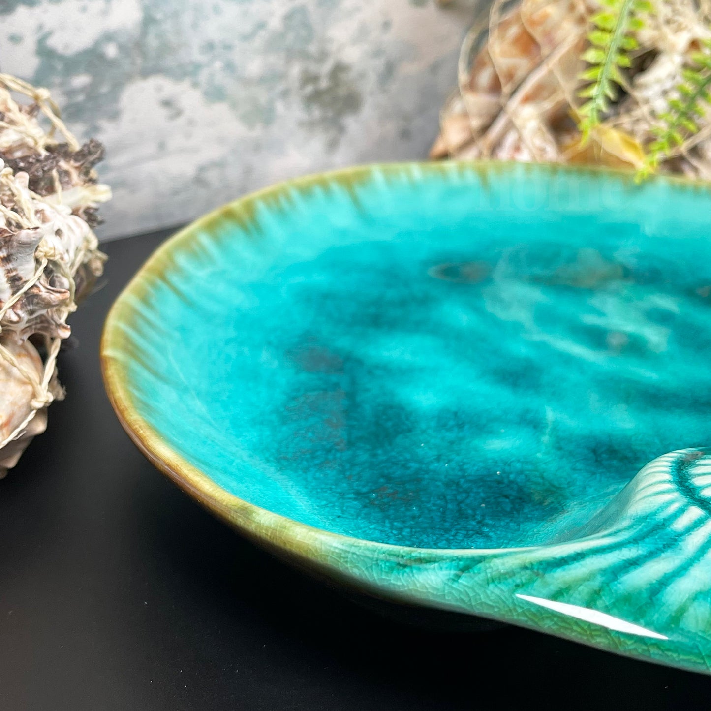 Keramik-Schmuckschale mit blaugrüner Muschel