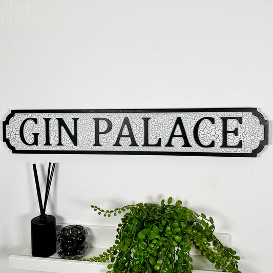 Knisterndes Straßenschild „Gin Palace“.