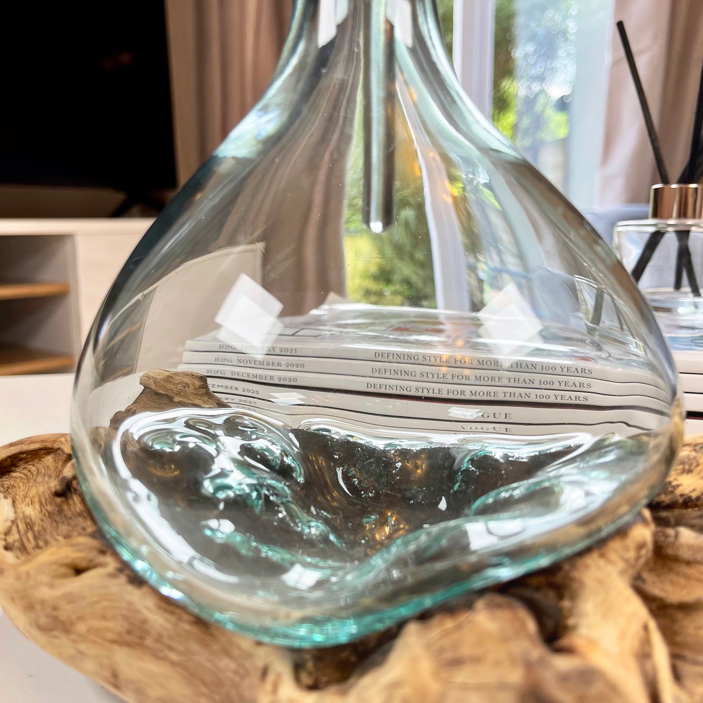 Dekanter aus geschmolzenem Glas mit Wurzelständer aus Teakholz