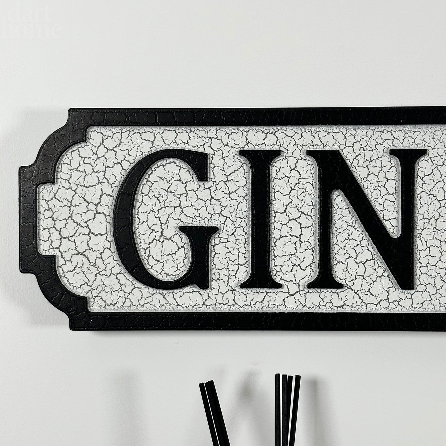 Knisterndes Straßenschild „Gin Palace“.