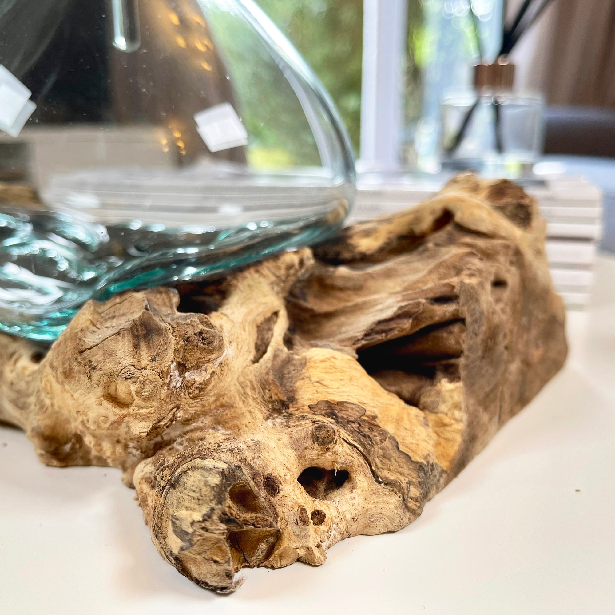 Dekanter aus geschmolzenem Glas mit Wurzelständer aus Teakholz