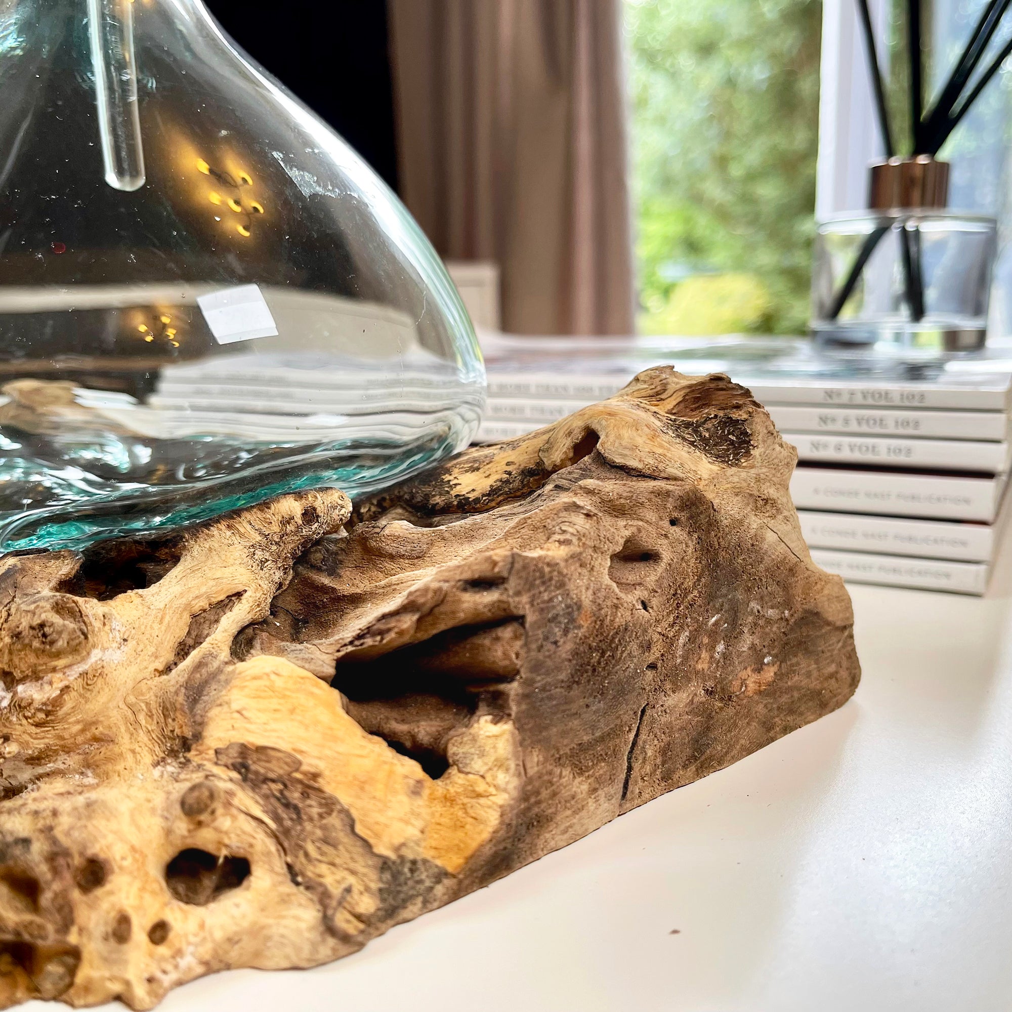 Dekanter aus geschmolzenem Glas mit Wurzelständer aus Teakholz