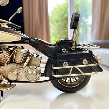 Motorradmodell aus schwarzem Metall