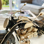 Motorradmodell aus schwarzem Metall