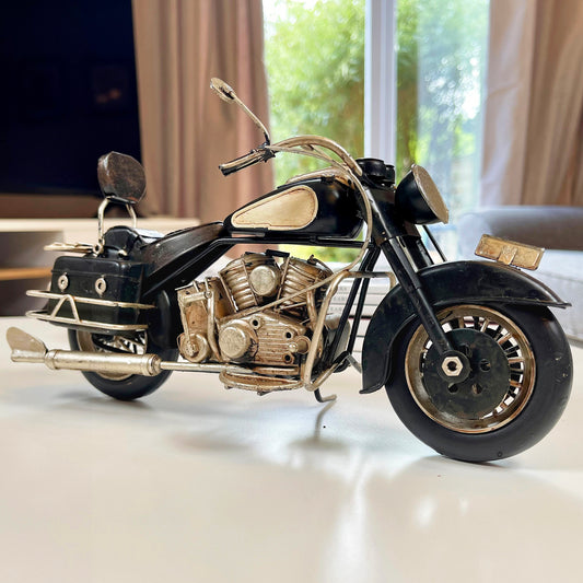 Motorradmodell aus schwarzem Metall