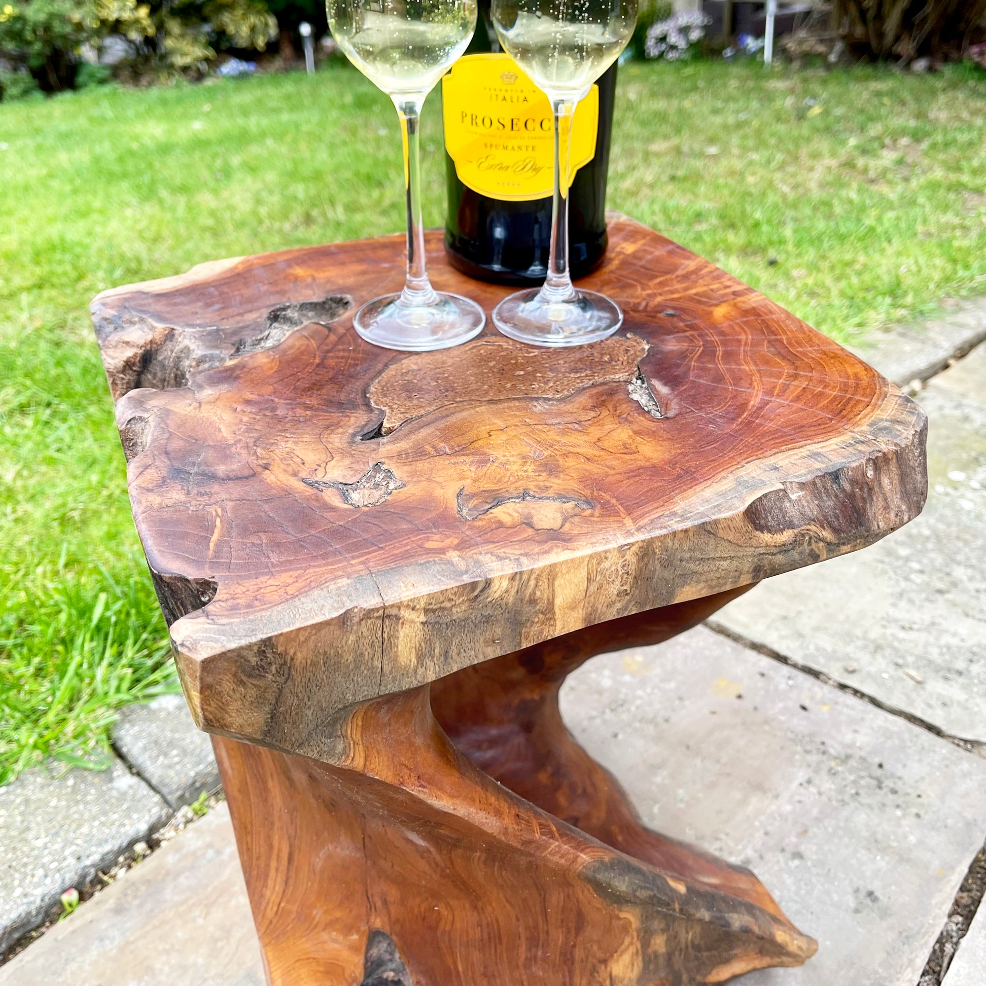 Quadratischer Tisch aus gedrehtem Teakholz