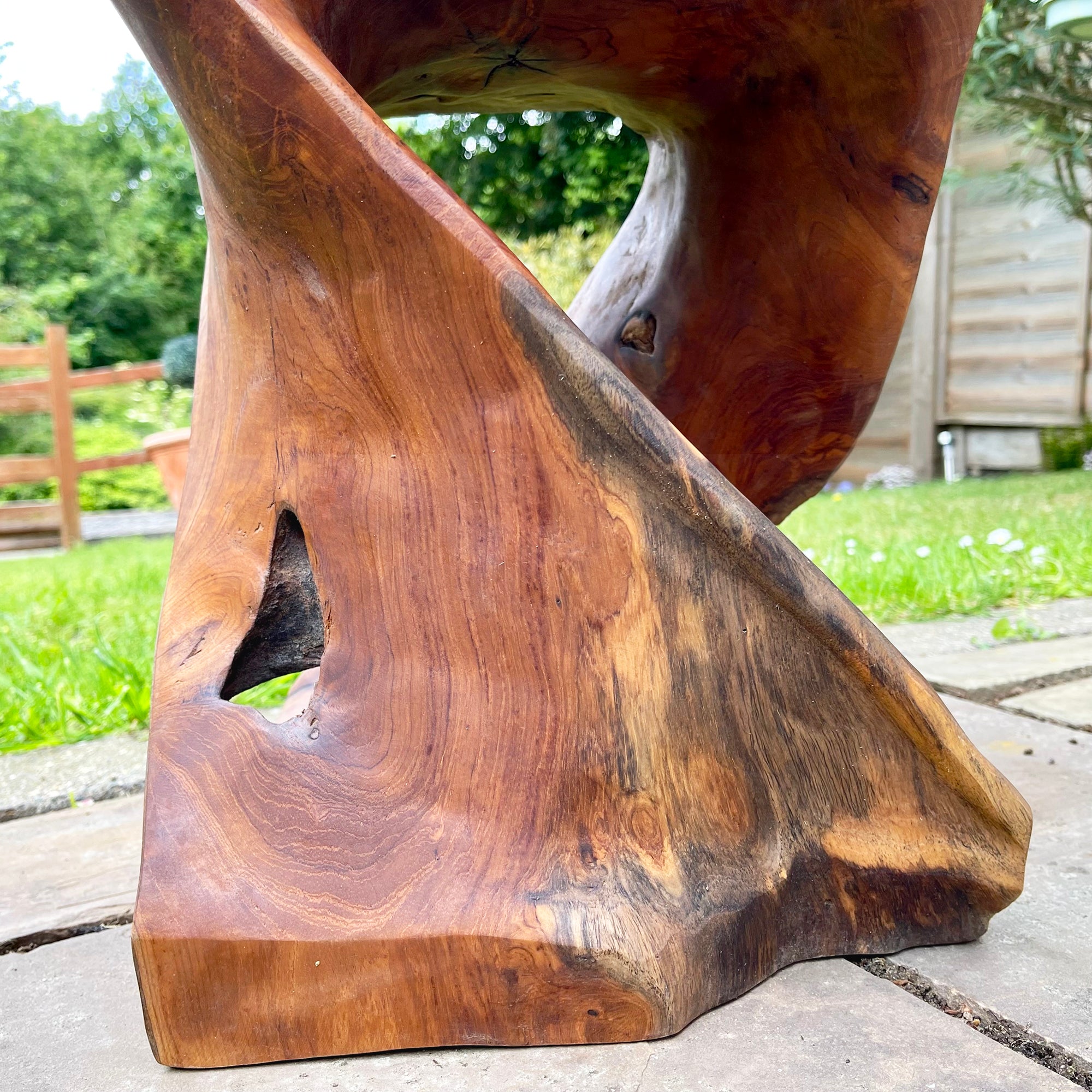 Quadratischer Tisch aus gedrehtem Teakholz