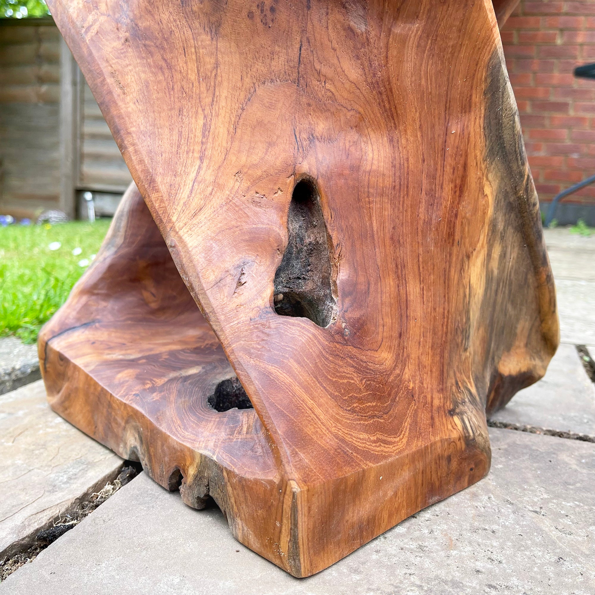 Quadratischer Tisch aus gedrehtem Teakholz
