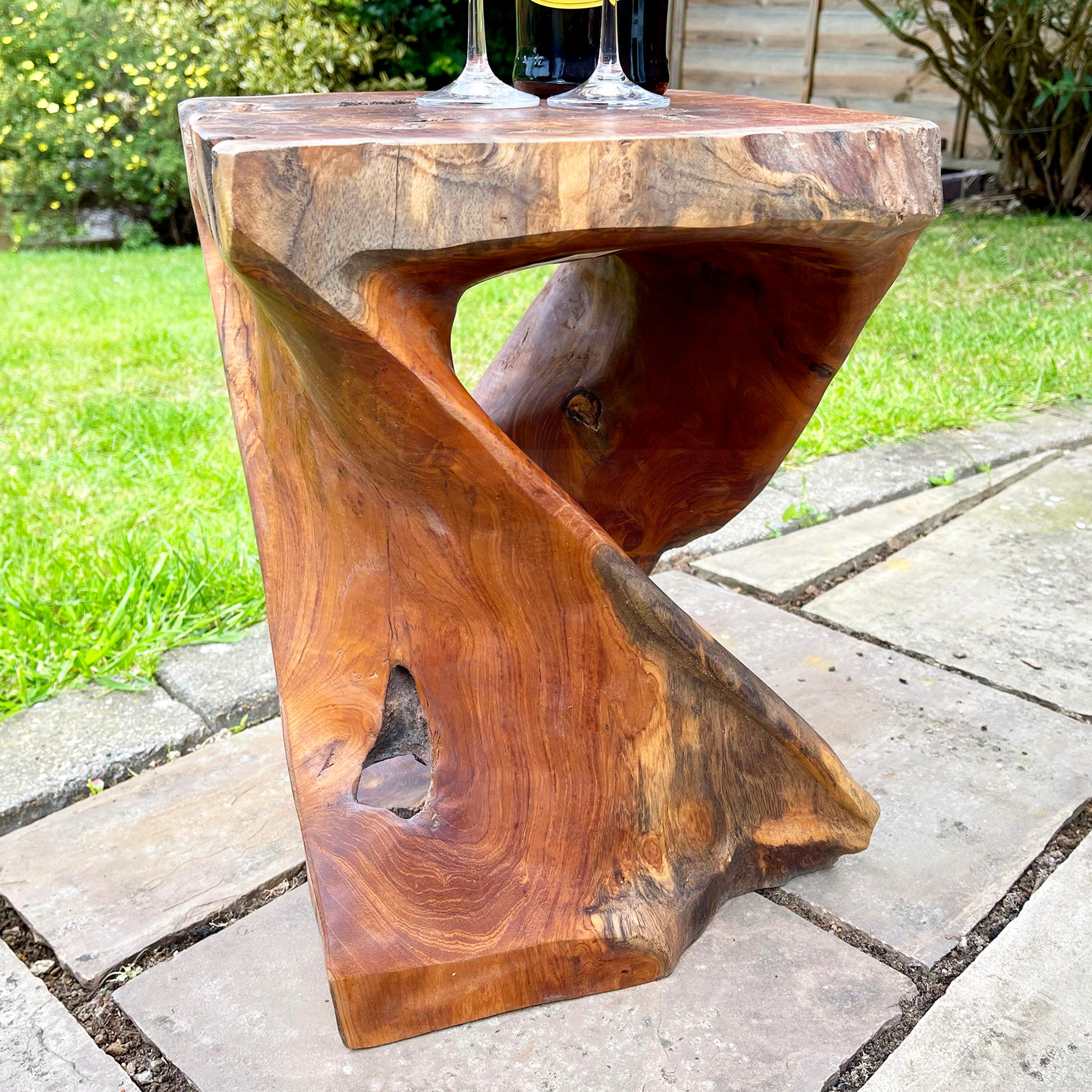 Quadratischer Tisch aus gedrehtem Teakholz