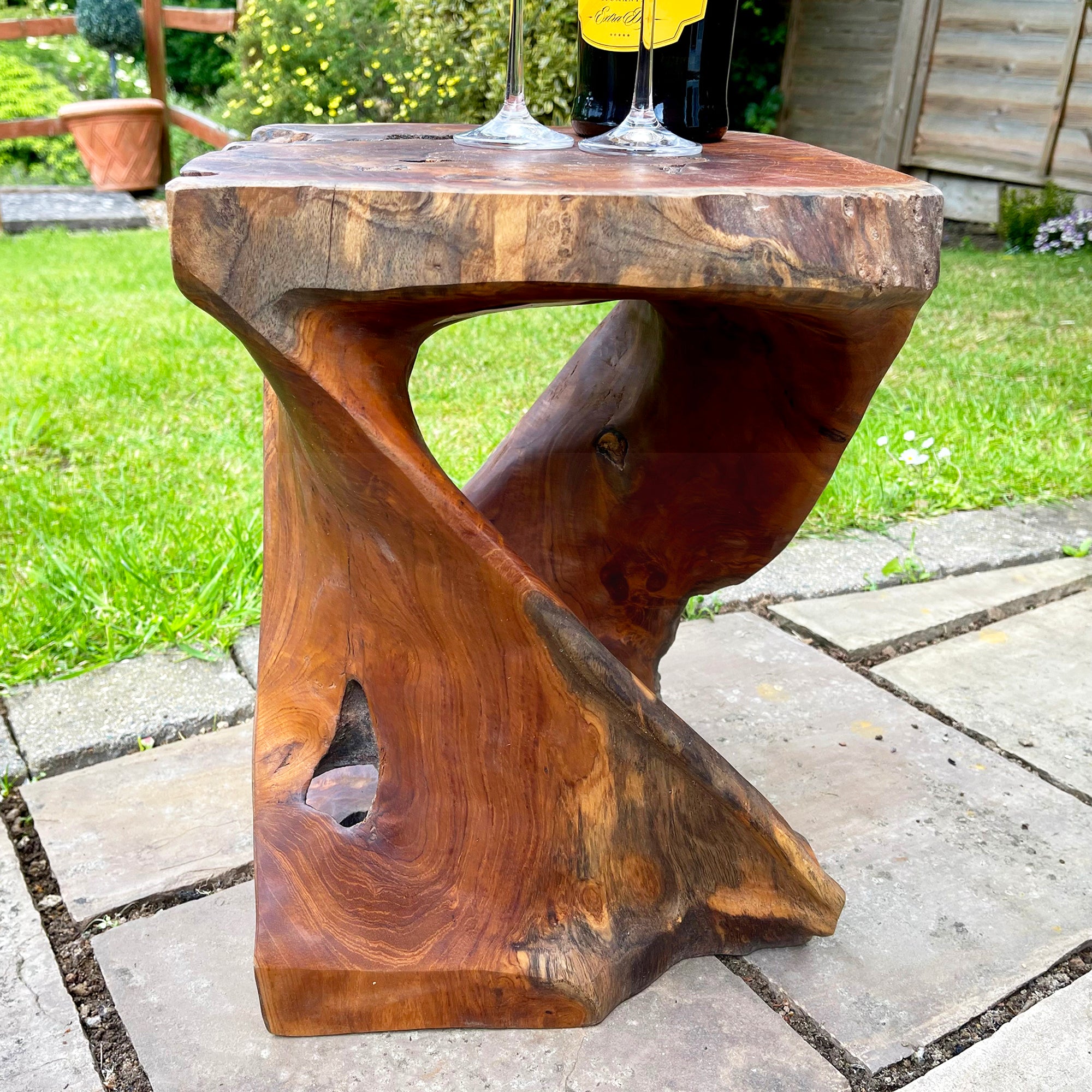 Quadratischer Tisch aus gedrehtem Teakholz