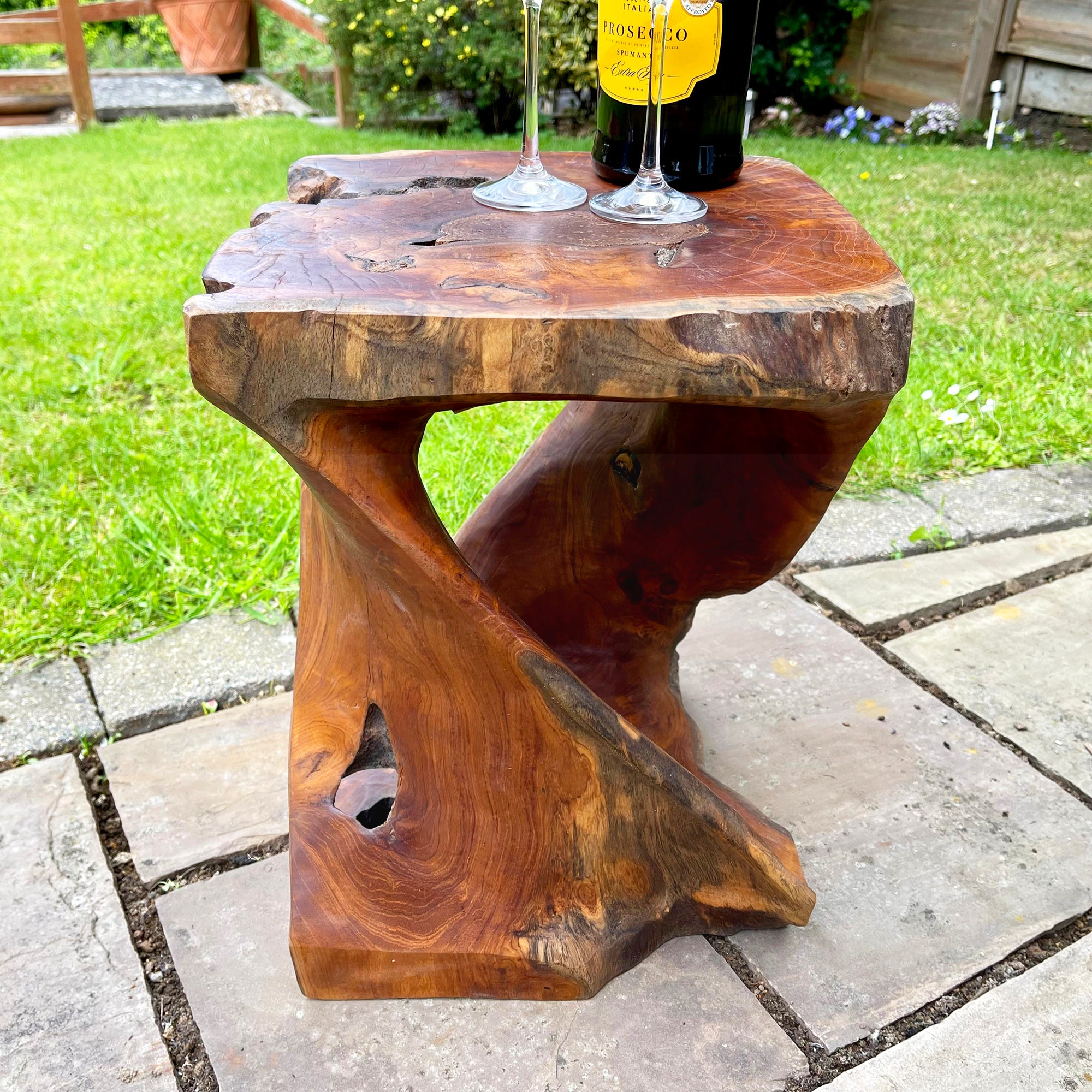 Quadratischer Tisch aus gedrehtem Teakholz