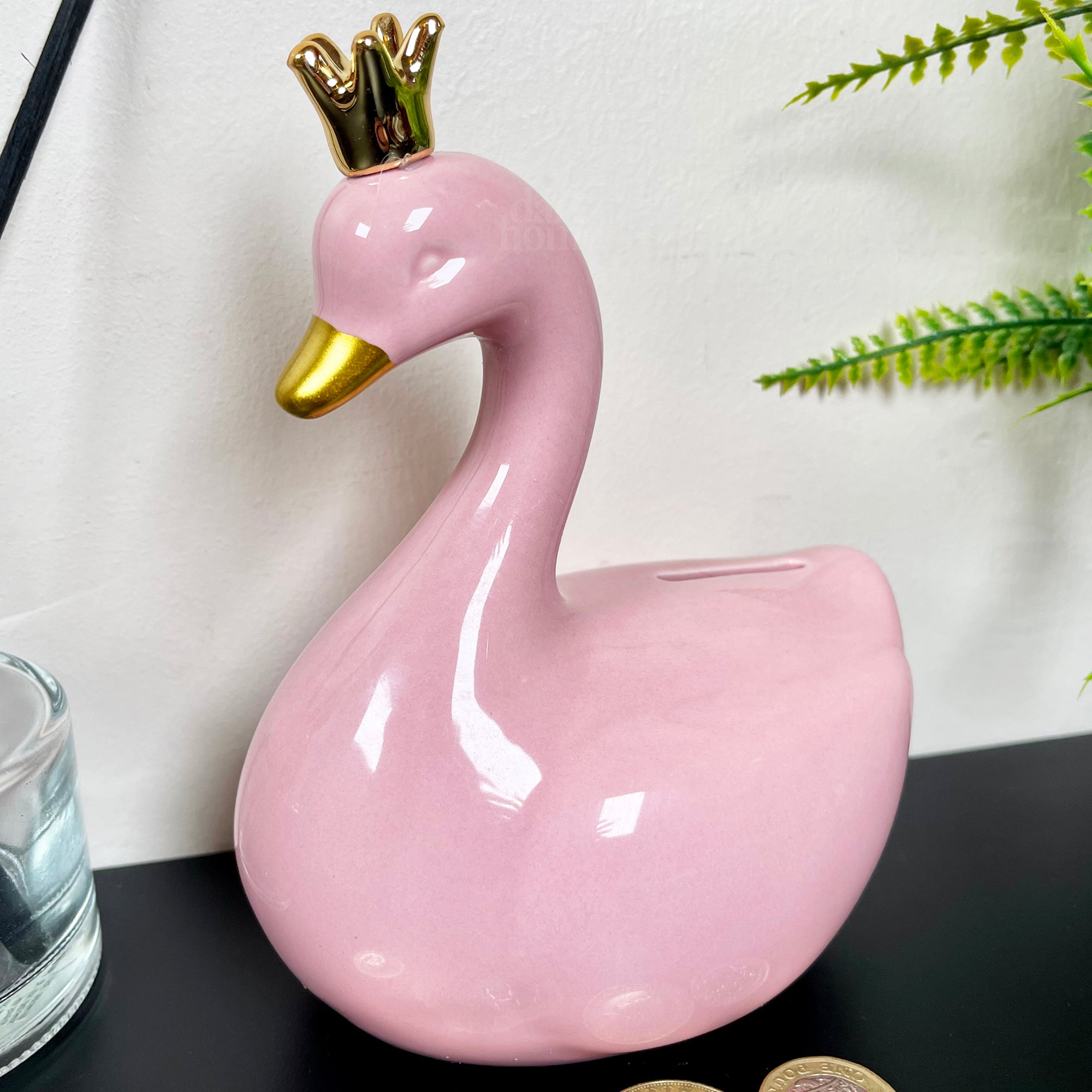 Spardose mit gekröntem rosa Schwan
