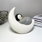 Niedliche Spardose aus Keramik mit schlafendem Pinguin und Mond, 14 cm