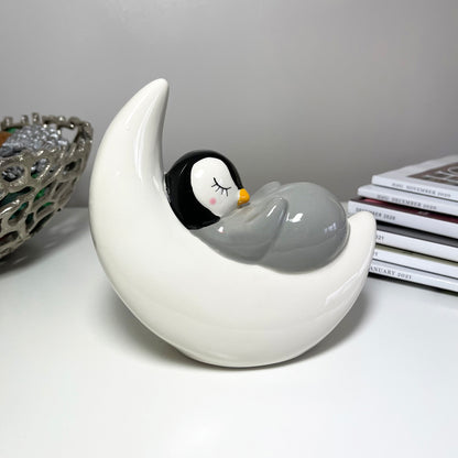 Niedliche Spardose aus Keramik mit schlafendem Pinguin und Mond, 14 cm