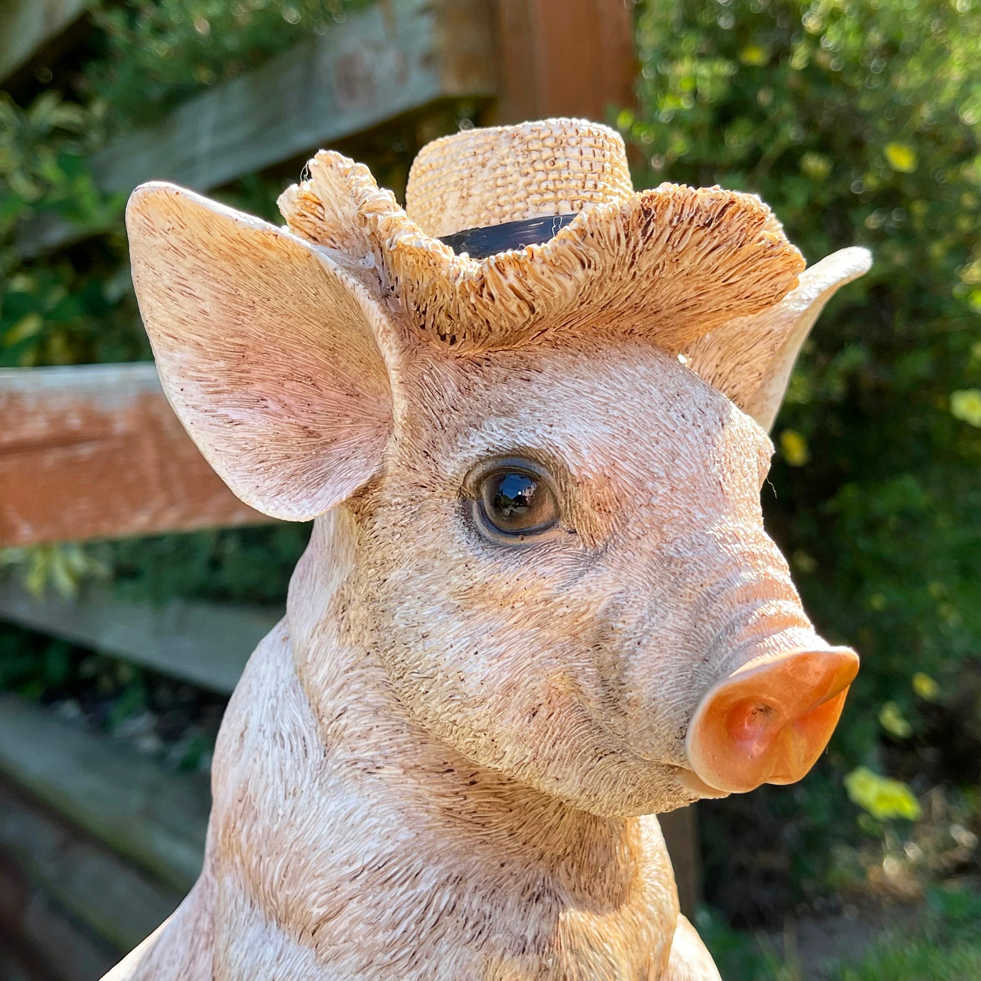 Schwein mit Spaten Gartenskulptur