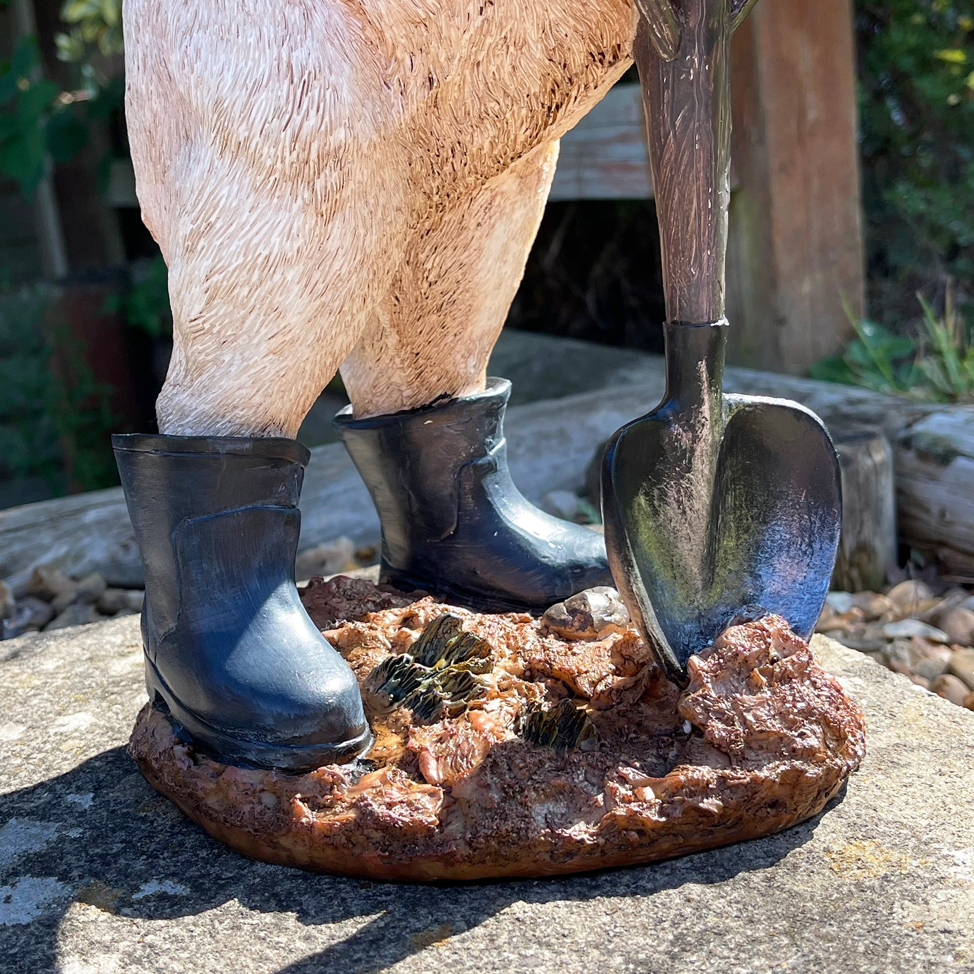 Schwein mit Spaten Gartenskulptur