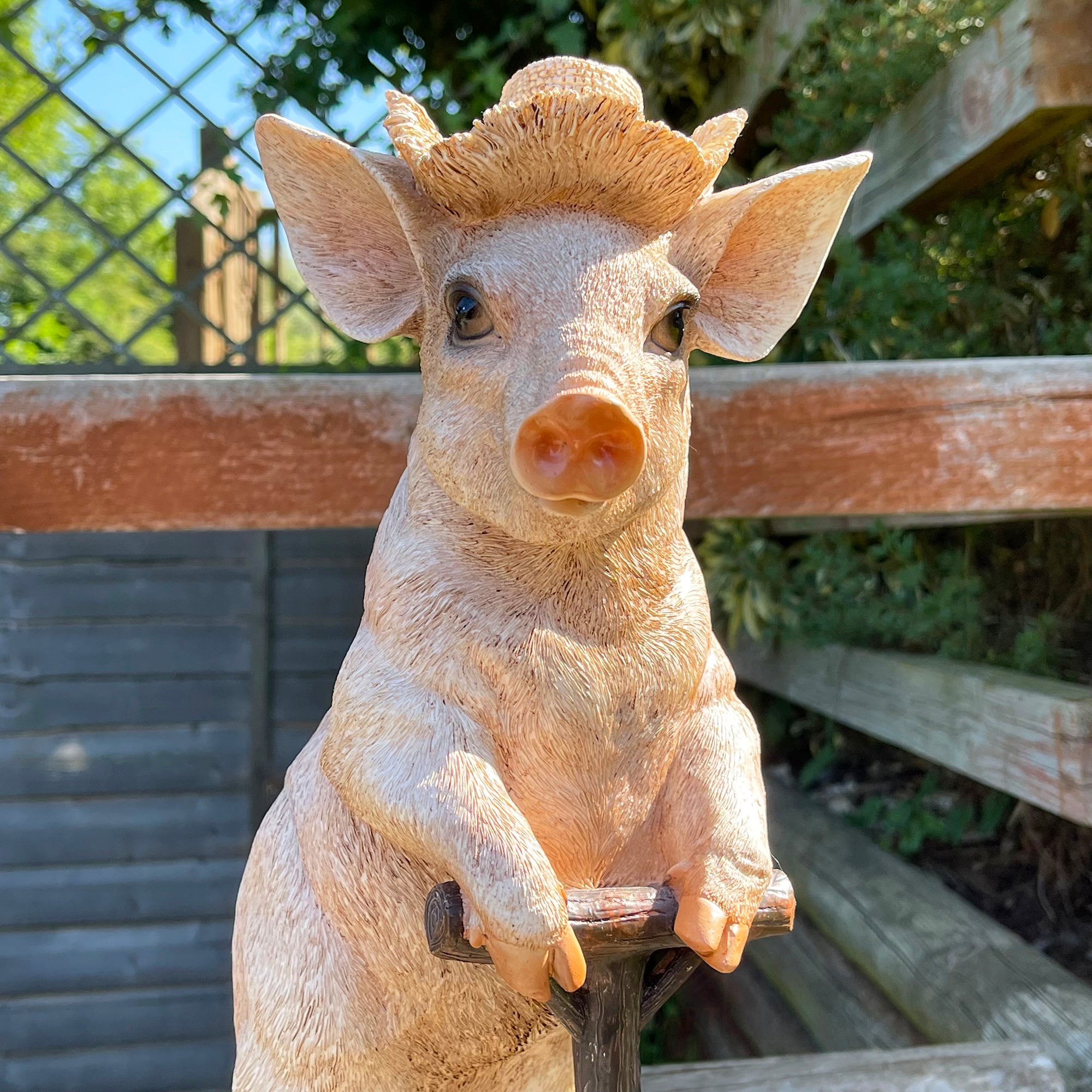 Schwein mit Spaten Gartenskulptur