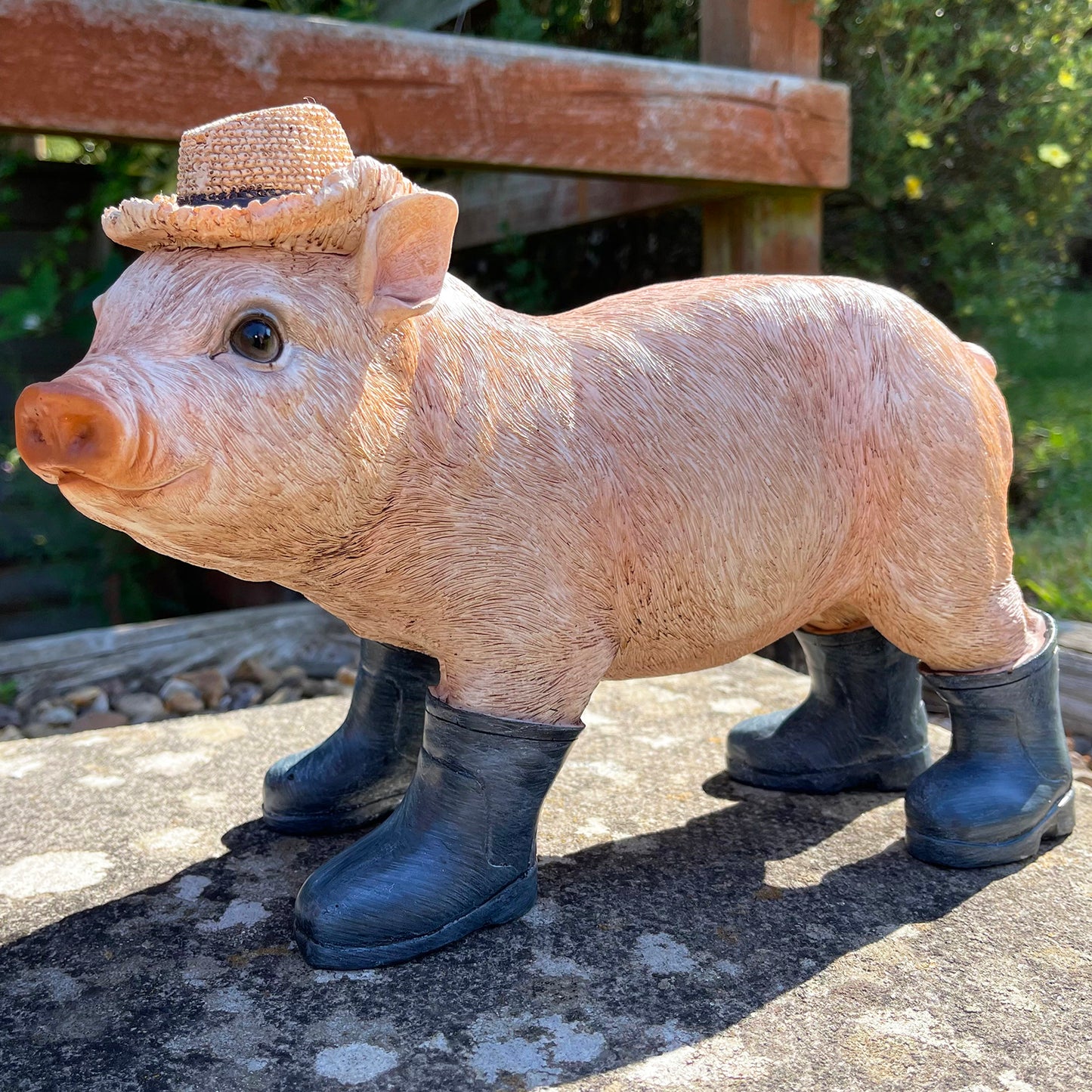 Skulptur „Schwein in Gummistiefeln“.