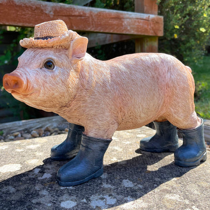 Skulptur „Schwein in Gummistiefeln“.