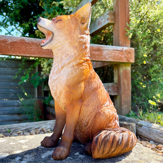 Sitzende heulende Fuchs-Gartendekoration