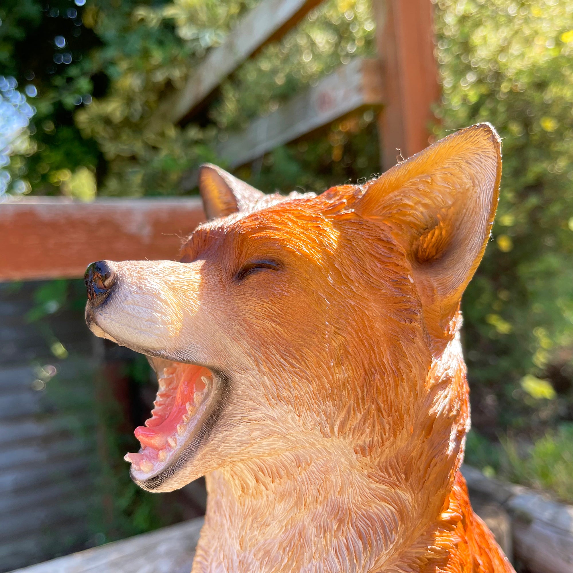 Sitzende heulende Fuchs-Gartendekoration